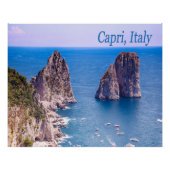イタリア、カプリ島のファラリョーニ岩 ポスター (正面)