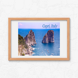 イタリア、カプリ島のファラリョーニ岩 ポスター