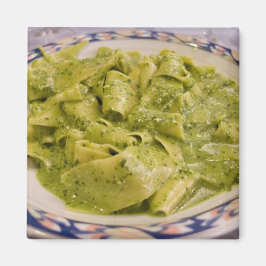 イタリア、カモーリ。ペストソースのパスタ マグネット (正面)