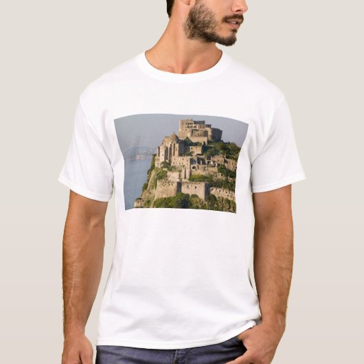 イタリア、カンパニア州、ナポリ湾)、イスキア島 Tシャツ (正面)