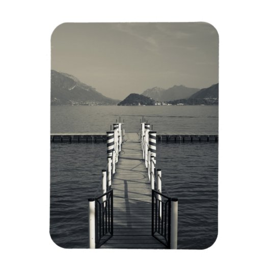 イタリア、コモ省、トレメッツォ。湖の桟橋。 マグネット (縦)