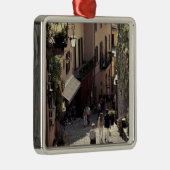 イタリア、コモ省、ベラジオ。サリタ2 メタルオーナメント (右)