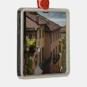 イタリア、コモ省、ベラジオ。サリタ メタルオーナメント (右)