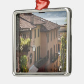 イタリア、コモ省、ベラジオ。サリタ メタルオーナメント (左)