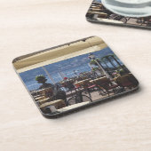 イタリア、コモ省、ベラジオ。レイクサイドカフェ。 コースター (左側)