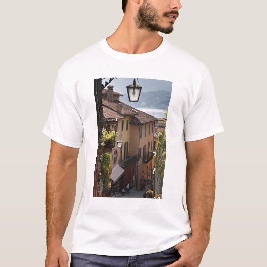 イタリア、コモ県、ベラージオ。坂道 Tシャツ (正面)