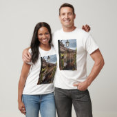 イタリア、コモ県、ベラージオ。坂道 Tシャツ (ユニセックス)
