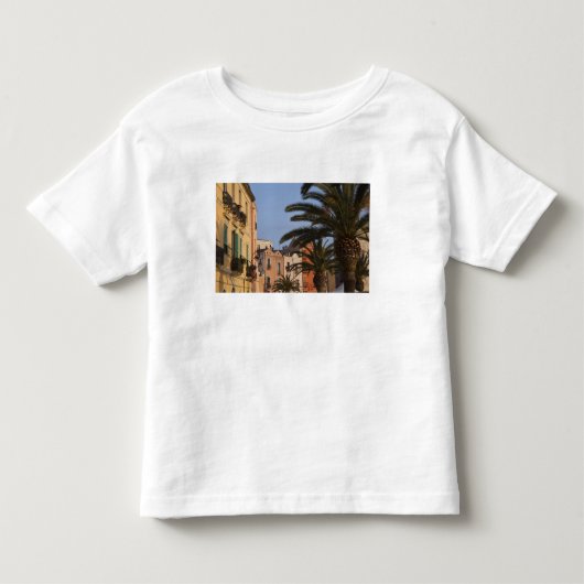 イタリア、サルデーニャ島、カリアリ。建物とヤシの木 トドラーTシャツ (正面)
