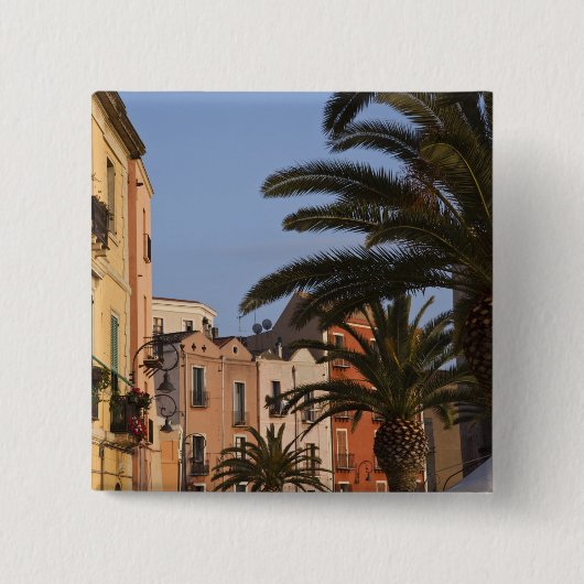 イタリア, サルデーニャ島, カリアリ. 建物とヤシの木 缶バッジ (正面)