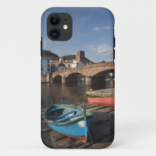イタリア, サルデーニャ島, ボーザ. テーモ川沿いの町並み iPhone 11 ケース