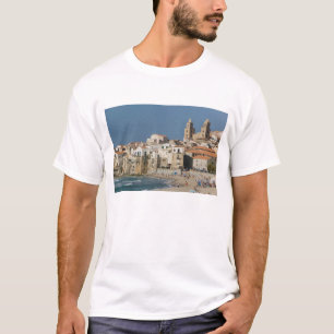 イタリア、シチリア島、チェファル、ドゥオーモのある街の景色 Tシャツ