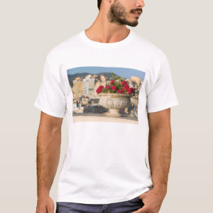 イタリア、シチリア島、テルミニ・イメレーゼ、景色と花 Tシャツ