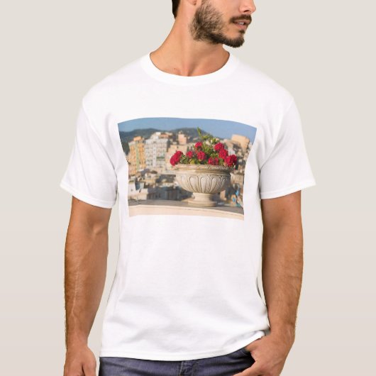 イタリア、シチリア島、テルミニ・イメレーゼ、景色と花 Tシャツ (正面)