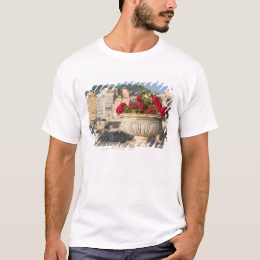 イタリア、シチリア島、テルミニ・イメレーゼ、景色と花 Tシャツ (正面)
