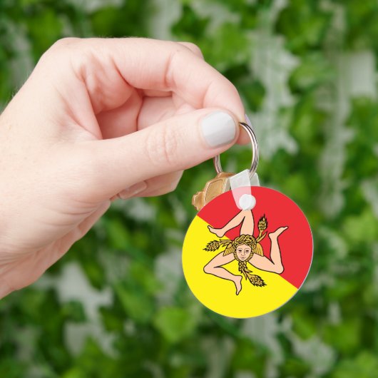 イタリア,シチリア州旗を持つキーチェーン キーホルダー (手)