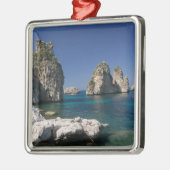 イタリア、シチリア、スコペロ、岩石by Tonnara メタルオーナメント (左)