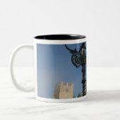 イタリア、シチリア、タオルミナ：サン·ピアッツァ·iXアプリレ ツートーンマグカップ (左)