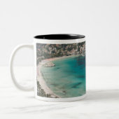 イタリア、シチリア、モンデロ、からのビーチ ツートーンマグカップ (左)