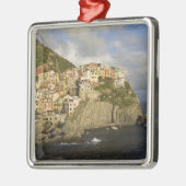 イタリア、シンク·テレ、マナロラ。崖の上の村。 メタルオーナメント (左)