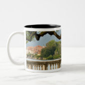 イタリア、ストレサ、マグジョア湖、イソラベラ ツートーンマグカップ (左)