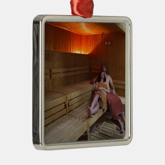 イタリア、タスカニーのサウナでリラックスする若いカップル メタルオーナメント (右)