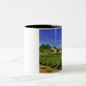イタリア、タスカニー、グリーブ。 Castelloのブドウ園 ツートーンマグカップ (中央)
