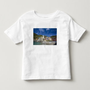 イタリア、チンクエテッレ、ヴェルナッツァ、港と教会 2 トドラーTシャツ