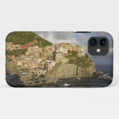 イタリア、チンクエ・テッレ、マナローラ。崖の上の村 Case-Mate iPhoneケース (裏面(横))