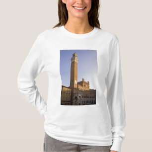 イタリア、トスカーナ、シエーナ。マンジャ塔 Tシャツ