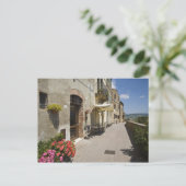 イタリア，トスカーナ，ピエンツァ。外側の歩道のまわりに ポストカード (スタンド正面)