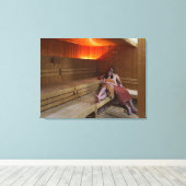 イタリア、トスカーナ、若いカップルリラックスはサウナに住んでいる キャンバスプリント (インサイチュ (ウッドフロア))