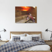 イタリア、トスカーナ、若いカップルリラックスはサウナに住んでいる キャンバスプリント (インサイチュ (寝室))