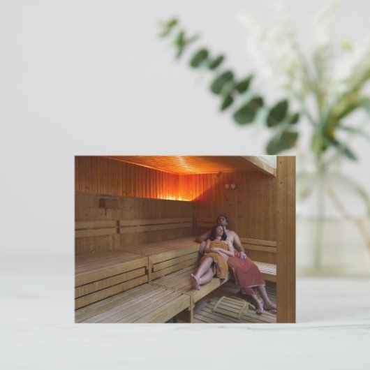 イタリア、トスカーナ、若いカップルリラックスはサウナに住んでいる ポストカード (スタンド正面)