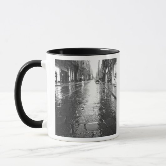 イタリア トリノの雨の夜の街 マグカップ (左)