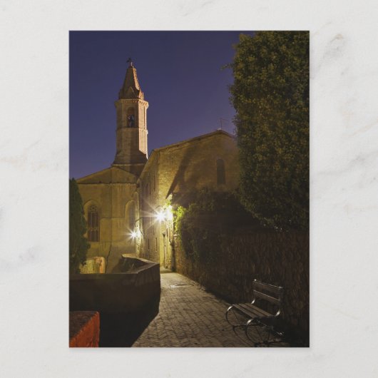 イタリア、ピエンツァの黄昏時の教会の夜景 ポストカード (正面)
