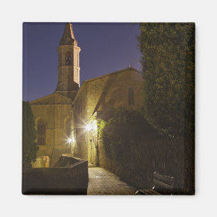 イタリア、ピエンツァの黄昏時の教会の夜景 マグネット