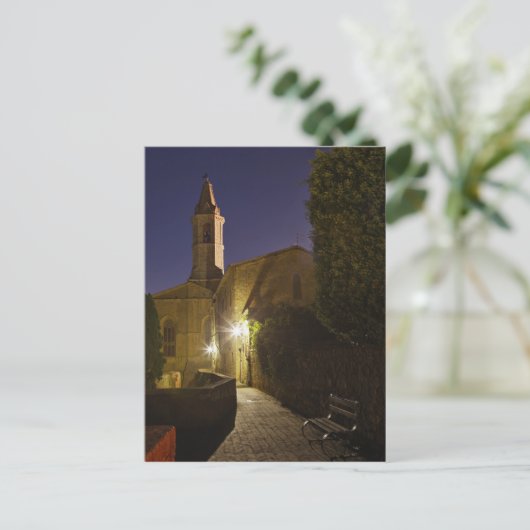 イタリア，ピエンツァ，夕暮れ時の教会の夜景 ポストカード (スタンド正面)