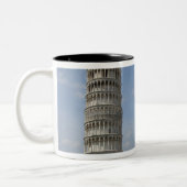 イタリア、ピサ。ピサの斜塔と ツートーンマグカップ (左)