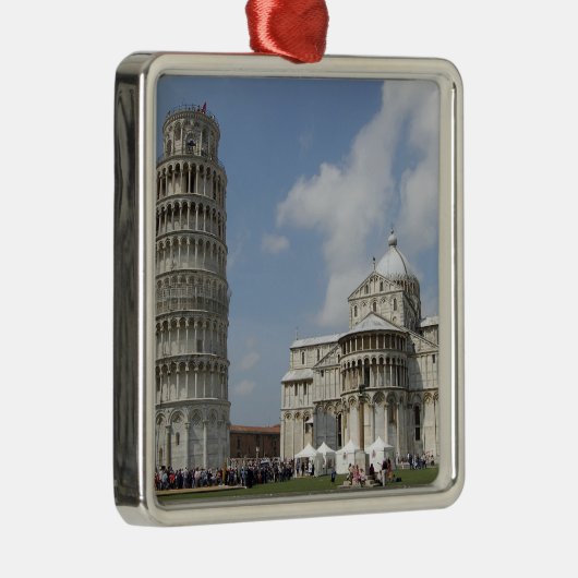 イタリア、ピサ。ピサの斜塔と メタルオーナメント (右)