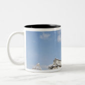 イタリア、ピサ。大聖堂、洗礼派、斜面 ツートーンマグカップ (左)