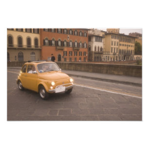 イタリア、フィレンツェ。フィアット800ラリーがアルノ川を渡る フォトプリント