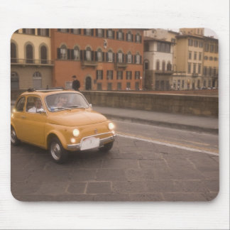 イタリア、フィレンツェ。フィアット800ラリーがアルノ川を渡る マウスパッド
