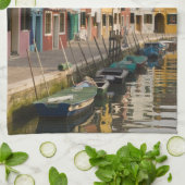 イタリア、ブラノ。列カラフルの家 キッチンタオル (折り畳み)