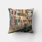 イタリア、ブラノ。列カラフルの家 クッション (裏面)