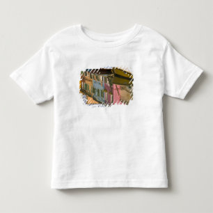 イタリア、ブラーノ島。水路に浮かぶボートと トドラーTシャツ