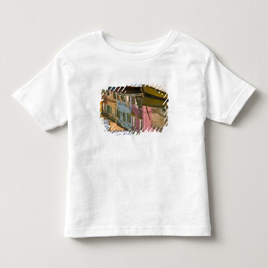 イタリア、ブラーノ島。水路に浮かぶボートと トドラーTシャツ (正面)