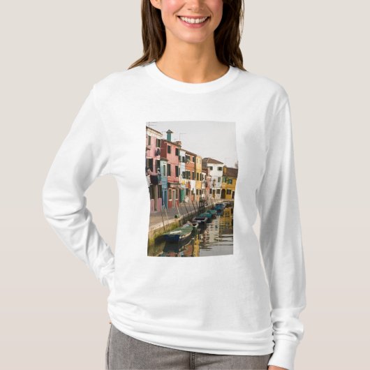 イタリア、ブラーノ島。色とりどりの家々が並ぶ Tシャツ (正面)