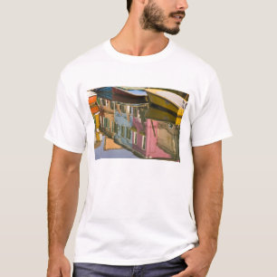 イタリア、ブラーノ。運河に浮かぶ船 Tシャツ