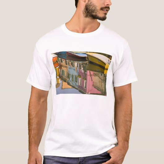 イタリア、ブラーノ。運河に浮かぶ船 Tシャツ (正面)