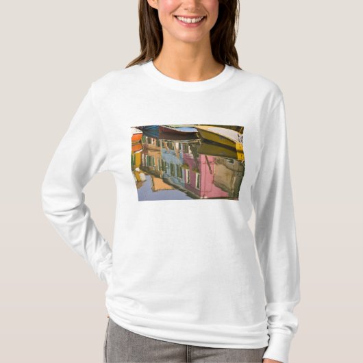 イタリア、ブラーノ。運河のボートと Tシャツ (正面)